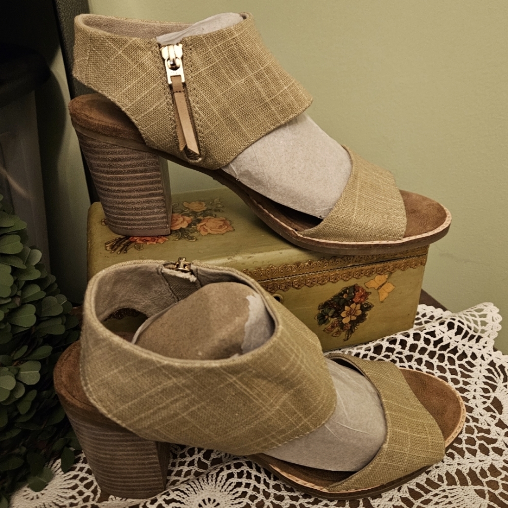 Toms Stacked Heeled Sandals Size 8.5